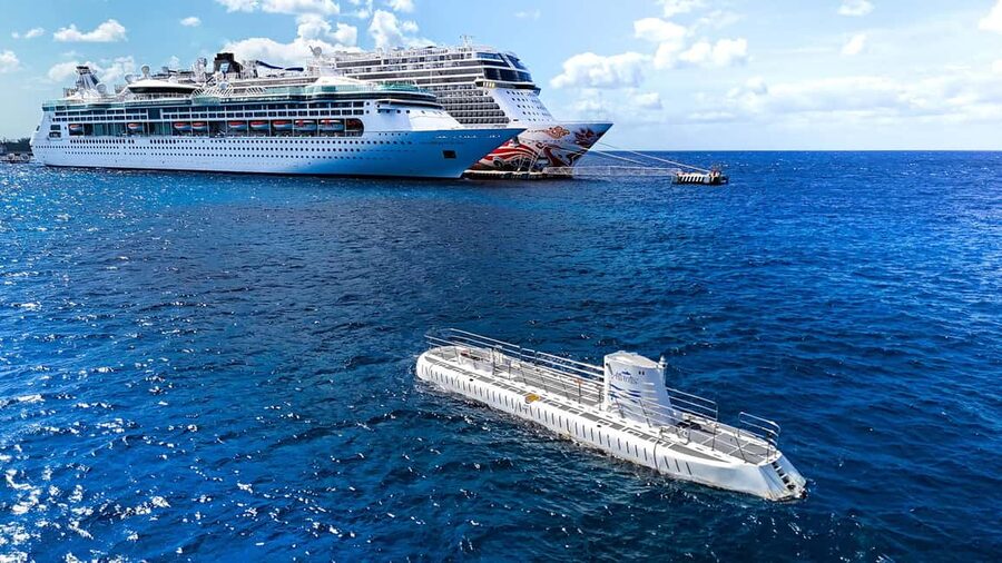 Cozumel: Atlantis Submarine Adventure - The short boat ride along Cozumel’s west coast