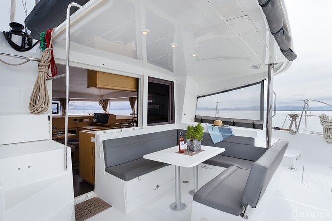 Deluxe Private Boats - 40 ft Catamaran - The catamaran’s best use: a full private day
