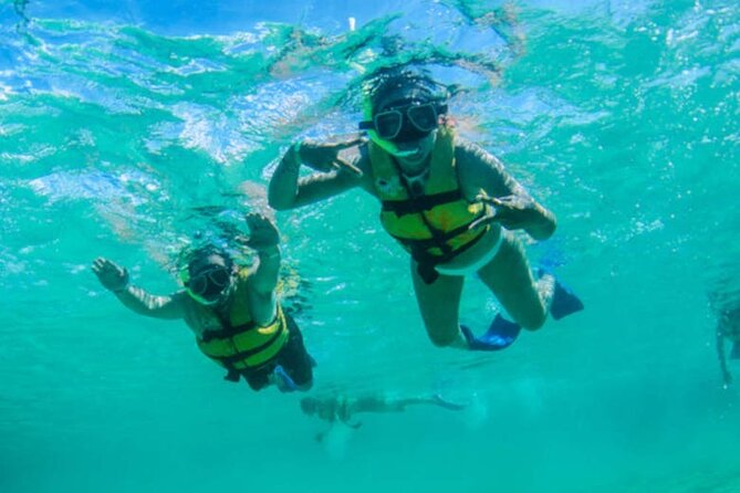 Luxury Cozumel Catamaran: Snorkel, Beach Club & Relaxation - What $109 buys you in Cozumel